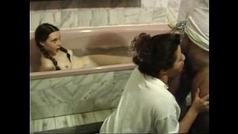 和爸爸一起洗热水