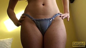 业余英国美女用假阳具和乳头游戏自慰