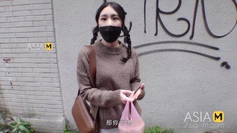 亚洲色情视频中的大奶子和口交动作