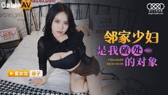 大自然的巨乳熟女享受自慰和年轻情人的口交