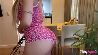 继母deny Barbie的自制视频,热辣护士穿着制服操和被操