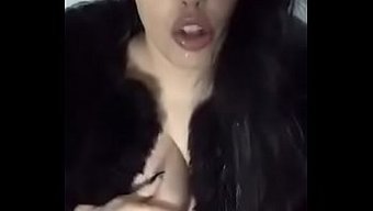 女性射精和喷射在禁忌的继母-继子遭遇中