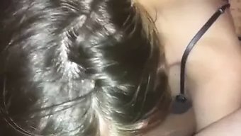 可爱的女友给了一个熟练的深喉表演