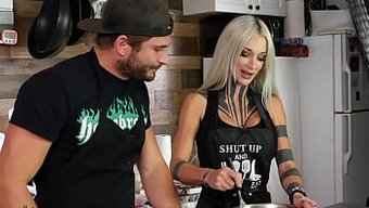 Nathan Bronson采访了一个拥有大自然乳房和纹身的色情明星