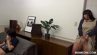亚洲美女在椅子上享受阴茎快感