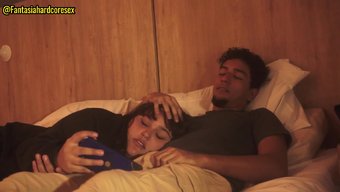 我的继妹给我一个深喉口交,我们几乎在看色情电影时被抓到。