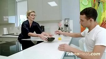 科里·蔡斯的继母在这个视频中沉迷于他的鸡巴