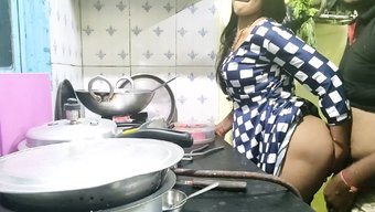 成熟的印度妻子和她的年轻情人激情做爱