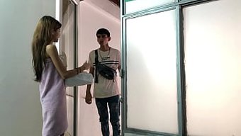 业余家庭主妇被一个大屌送货员在西班牙色情片中操得不行