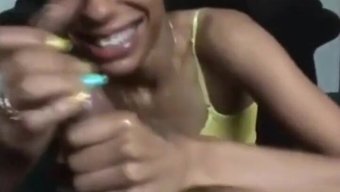 一个黑发美女给了一个淫荡的深喉口交