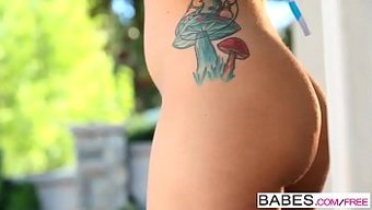 小巧的亚洲少女被操得阴道里直流