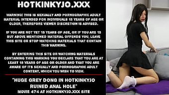 Hotkinkyjo的大自然乳房在她接受巨大的假阳具时弹跳