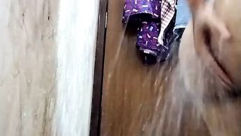 印度18岁男子独自洗澡,自慰