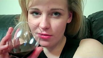 剃光的业余英国美女nadia在高清中给了一个脏的口交