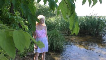 松的胸部和紧致的阴道:Anna Mai的野外性爱视频