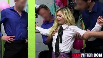 小胸金发女郎在群交中享受pov性爱