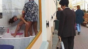 业余少女在公共场合被操她的紧致阴道