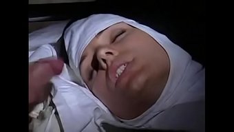 修女们唱歌并享受她们的大屌。