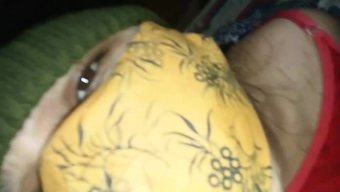 少女和成熟的印度夫妇进行粗暴的交
