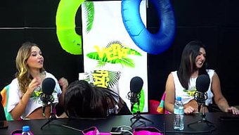 大胸美女们为她们的剃光阴道测量