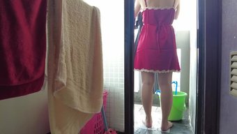 印度大屁股少女在高清视频中收缩和洗衣服