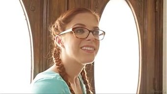 Kendra James和她的熟女朋友penny Pax在高质量的成人娱乐中