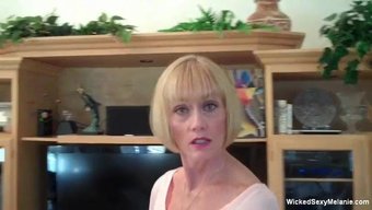 奶奶给邪恶性感的melanie一个好骂和颜射
