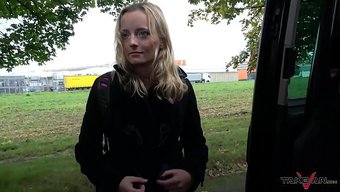 金发骚货用紧致小穴和英国大屌感谢她的救星