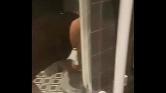 性感夫妇在公共洗手间里被调皮