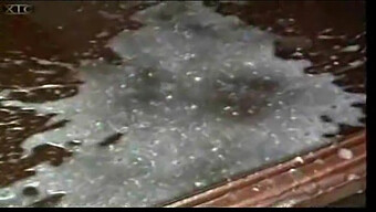 年轻女人在激烈性爱中喷射出浓浓的精液。