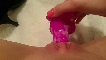 穿着性感内衣的女性用假阳具和高跟鞋自慰