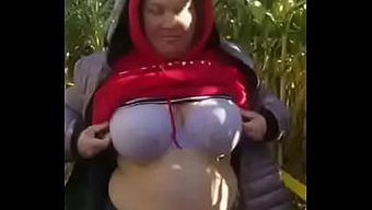 美丽的胖女人在户外暴露自己的资产