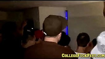 一个惊人的金发女郎在大学聚会上享受群交