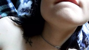 俄罗斯少女(18+)在特写视频中脱衣自慰