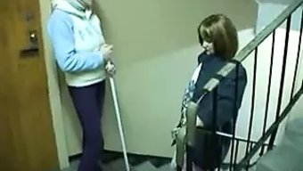 成熟的女同性恋妈妈们享受在线性爱