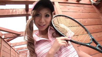 棕色头发的东方女孩mari Sasaki在自慰后遭受了巨大的缩