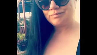熟女贝基在公共场合耀她大自然的胸部