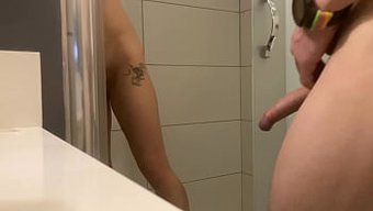 Sasha Grein与幸运的业余爱好者的激烈bdsm淋浴遭遇