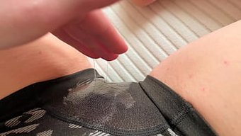 独自一人的nellyborsh,高潮时喷射和湿内裤。