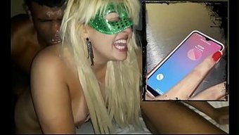 热金发熟女在汽车旅馆房间里用两根大黑出轨