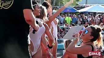 大自然的巨乳和裸体游泳池派对中的乱交乐趣