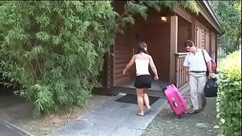 业余18+少女从老人那里得到交