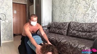 棕色头发的熟女自制口交并让她的阴道被操