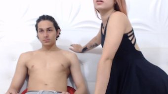 大学生美女ece Seckin被室友地操她的紧致阴道。