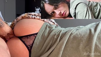 健身后妈和继子同床共枕,Julia Goddess的极品身材一览无遗。