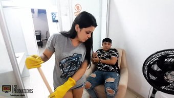 18岁继妹的高潮经历自制性爱录像带
