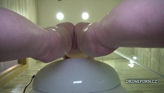 一位美丽的欧洲女士在浴室里被偷拍了。
