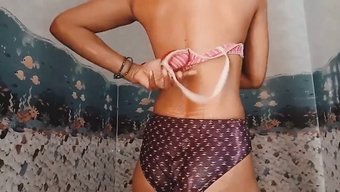 少女desi Mamta在交场景中展示她的内衣和胸罩