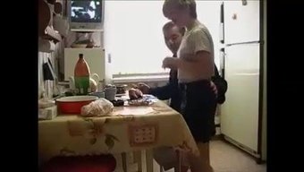 与爸爸一起玩茶时的青少年(18+)乐趣!- 一个必须观看的视频,适合所有跨种族性爱的粉丝
