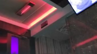 手机的澳门女孩在桑拿房表演